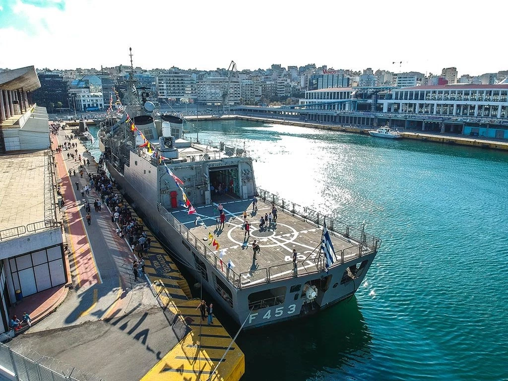 Συγκινεί η προσέλευση του κόσμου στο πλοίο Αβέρωφ – (Εικόνες)